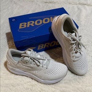 NEW Brooks Ghost 16 Running Sneakers in Light Gray